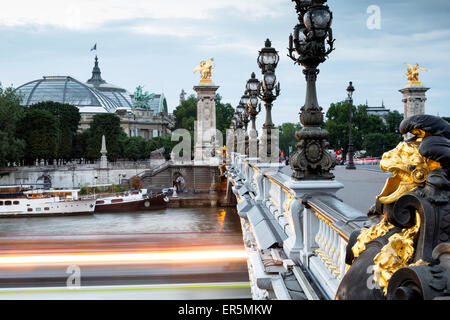 Le Pont Alexandre III, le Grand Palais à l'arrière-plan, Paris, France, Europe, l'UNESCO Patrimoine mondial Banque mondiale de la Seine entre Pon Banque D'Images