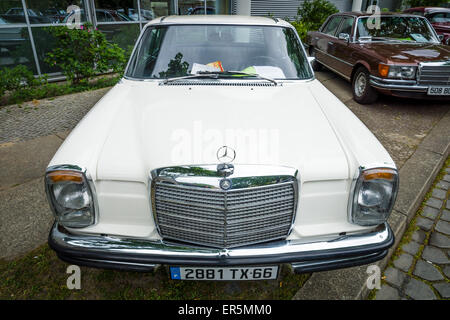 BERLIN - 10 MAI 2015 : taille intermédiaire à la voiture de luxe Mercedes-Benz 250CE (W114), 1971. La 28e Journée Oldtimer Berlin-brandebourg Banque D'Images