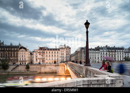 Vue du pont de la Tournelle au quai d'Orléans quai de Béthune et le ri, l'Ile Saint-Louis, Paris, France, Europe, monde de l'UNESCO Banque D'Images