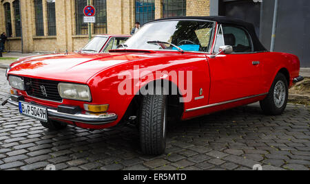 BERLIN - 10 MAI 2015 : grande voiture familiale Peugeot 504 cabriolet. 28e Journée Oldtimer Berlin-brandebourg Banque D'Images