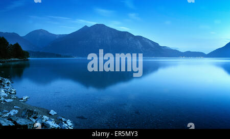Vue sur le lac de Walchen vers Italia, aube lumière, Kochel am See, Terre Toelzer, Bavière, Allemagne Banque D'Images