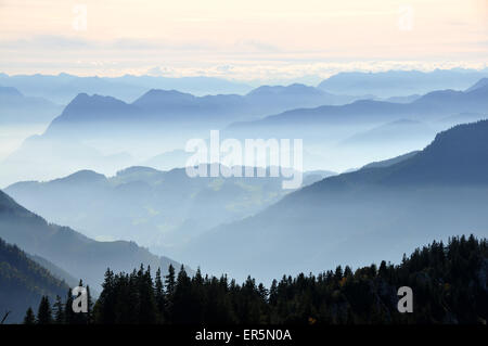 Vue vers le sud de Sonnenalp Kampenwand, Chiemgau, en Haute-bavière, Bavière, Allemagne Banque D'Images