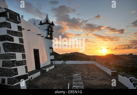 Coucher du soleil à Sra da Ajuda, Monte da Ajuda, Santa Cruz, l'île de Graciosa, Açores, Portugal Banque D'Images