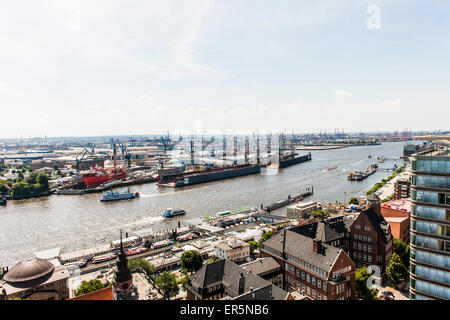 Vue de port de Hambourg avec Blohm et Voss et le Landungsbruecken, Hambourg, Allemagne Banque D'Images