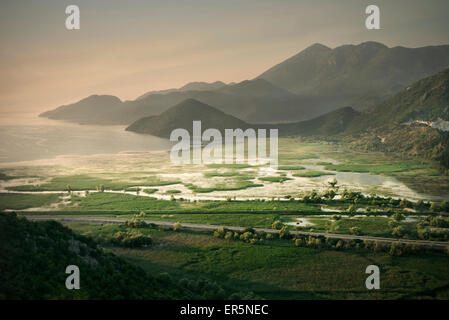 La lumière du matin avec vue spectaculaire de Virpazar, le lac et les montagnes, le parc national du lac de Skadar, le Monténégro, l'Ouest des Balkans, de l'Eur Banque D'Images