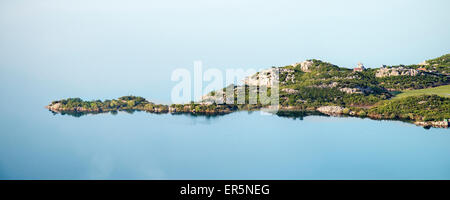 Petite île avec une église au milieu du lac, Murici, parc national du lac de Skadar, le Monténégro, l'Ouest des Balkans, de l'Europe Banque D'Images
