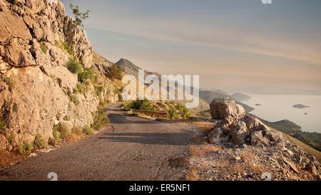 Spectaculaire route autour de parc national du lac de Skadar, le Monténégro, l'Ouest des Balkans, de l'Europe Banque D'Images