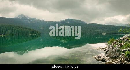 Vue panoramique sur le Lac Noir Crno jezero dans Parc national de Durmitor, Zabljak, au Monténégro, pays des Balkans occidentaux, Europe Banque D'Images