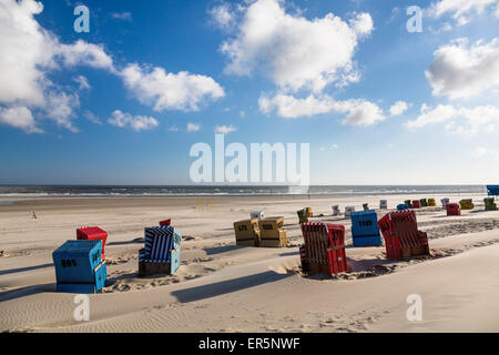 Chaises de plage sur la plage, l'île de Langeoog, Mer du Nord, îles de la Frise orientale, Frise orientale, Basse-Saxe, Allemagne, Europe Banque D'Images