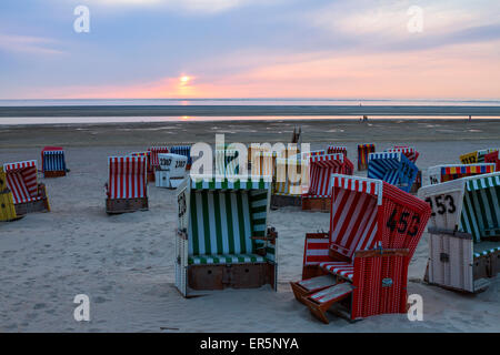 Chaises de plage au coucher du soleil sur la plage, l'île de Langeoog, Mer du Nord, îles de la Frise orientale, Frise orientale, Basse-Saxe, Allemagne, Europ Banque D'Images