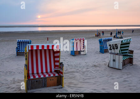 Chaises de plage au crépuscule sur la plage, l'île de Langeoog, Mer du Nord, îles de la Frise orientale, Frise orientale, Basse-Saxe, Allemagne, Europe Banque D'Images