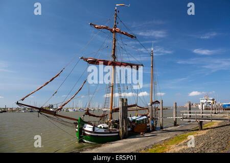 Vieux Bateau à voile dans le port de Norddeich, Norden, Nationalpark, Mer du Nord, îles de la Frise orientale, Frise orientale, Basse-Saxe, Allemagne Banque D'Images