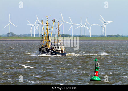 Bateau de pêche et usine éolienne, Mer du Nord, îles de la Frise orientale, Frise orientale, Basse-Saxe, Allemagne, Europe