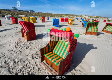 Chaises de plage sur la plage, l'île de Juist, Mer du Nord, îles de la Frise orientale, Frise orientale, Basse-Saxe, Allemagne, Europe Banque D'Images