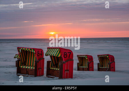 Plage et chaises de plage au coucher du soleil, l'île de Juist, Nationalpark, Mer du Nord, îles de la Frise orientale, Frise orientale, Basse-Saxe, Allemand Banque D'Images