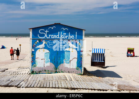 Chaises de plage sur la plage avec location de cabane, l'île de Juist, Mer du Nord, îles de la Frise orientale, Frise orientale, Basse-Saxe, Allemagne, Union européenne Banque D'Images