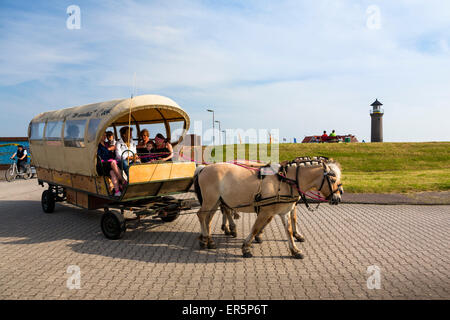 Cheval et chariot près d'un phare, l'île de Juist, Nationalpark, Mer du Nord, îles de la Frise orientale, Frise orientale, Basse-Saxe, Allemand Banque D'Images