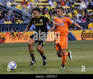 Columbus, Ohio, au Royaume-Uni. 27 mai, 2015. Columbus Crew SC defender Chris Klute (noir) et Valence en avant Rodrigo Moreno (orange) lutte pour la balle lors d'un match amical entre Columbus Crew SC et Valence CF à Mapfre Stadium à Columbus, OH. Credit : Brent Clark/Alamy Live News Banque D'Images