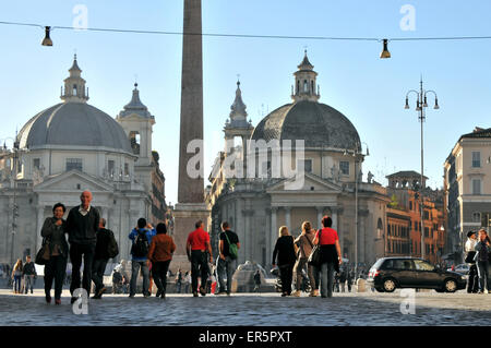 La Piazza del Popolo avec obélisque égyptien et les deux églises de Santa Maria dei Miracoli et Santa Maria di Montesanto, Rome, Italie Banque D'Images