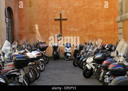 Des scooters garés dans les rues de Rome, Italie Banque D'Images