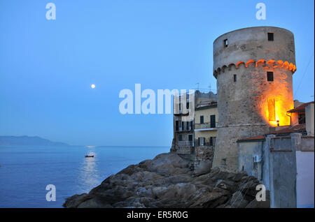 Paysage côtier à Giglio Porto, l'île de Giglio en Mar Tirreno, le sud de la Toscane, Toscane, Italie Banque D'Images