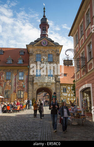 Piétons, café en plein air et l'Altes Rathaus city hall building, Bamberg, Franconia, Bavaria, Germany Banque D'Images