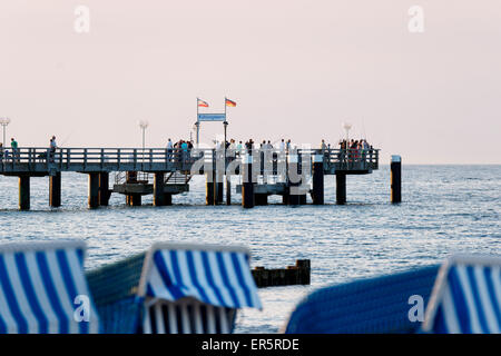 Pier dans la soirée, station balnéaire de Kühlungsborn, au bord de la mer Baltique Mecklembourg-Poméranie-Occidentale, Allemagne Banque D'Images