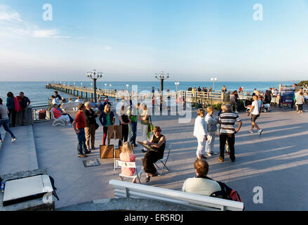 Sur le quai le soir, station balnéaire de Kühlungsborn, au bord de la mer Baltique Mecklembourg-Poméranie-Occidentale, Allemagne Banque D'Images