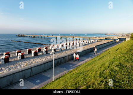 Front de mer avec une promenade et l'embarcadère de la soirée, station balnéaire de Kühlungsborn, sur la mer Baltique Mecklembourg-poméranie-Pomerani Banque D'Images