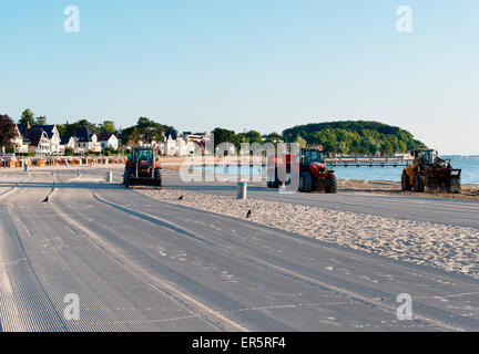 Nettoyage de la plage, tracteurs, Luebeck, Travemuende Schleswig-Holstein, Allemagne Banque D'Images