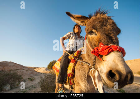 Garçon d'un âne, Wadi Musa, Jordanie, Moyen-Orient Banque D'Images