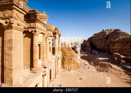 Rock-cut tombe annonce Deir, Petra, Jordanie, Moyen-Orient Banque D'Images