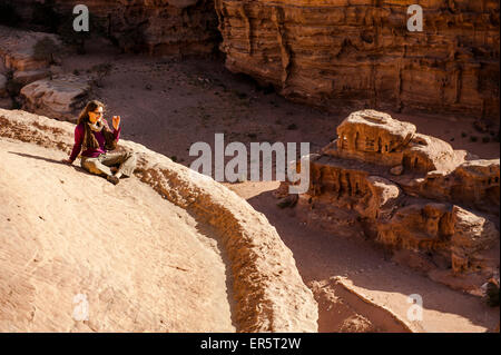 Femme sur le toit d'Ad Deir, Petra, Jordanie, Moyen-Orient Banque D'Images