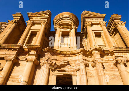 Rock-cut tombe annonce Deir, Petra, Jordanie, Moyen-Orient Banque D'Images