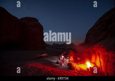 Camp de nuit avec feu de camp, Wadi Rum, Jordanie, Moyen-Orient Banque D'Images