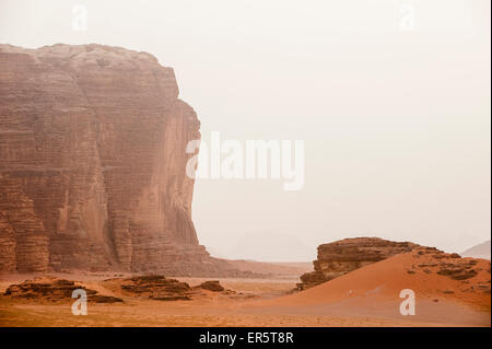 Mur de pierre dans la lumière du matin, Wadi Rum, Jordanie, Moyen-Orient Banque D'Images