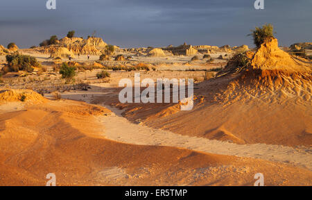 Pinacles au coucher du soleil, Mungo National Park, Australie Banque D'Images