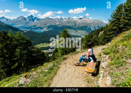 Female hiker reposant sur un banc, Muottas Muragl, Pontresina, Upper Engadine, Canton des Grisons, Suisse Banque D'Images