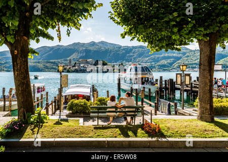 Jetée à Lac d'Orta, Isola San Giulio en arrière-plan, Orta San Giulio, Piémont, Italie Banque D'Images