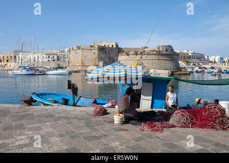 Bateaux de pêche dans le port de Gallipoli, province de Lecce, Pouilles, Golfe de Tarente, Italie, Europe Banque D'Images