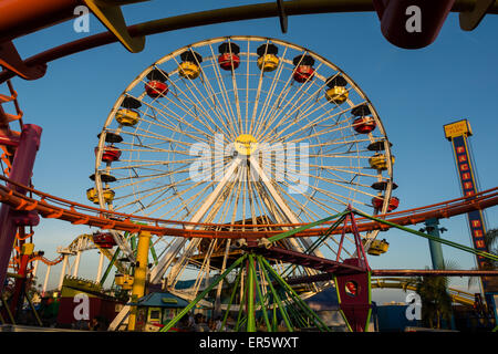 Grande roue et montagnes russes dans le parc d'attractions sur la jetée de Santa Monica, Santa Monica, Californie Banque D'Images