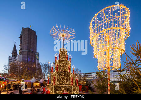 Marché de Noël sur Breitscheidplatz, Kaiser Wilhelm Memorial Church, Berlin Mitte, Berlin, Allemagne Banque D'Images