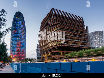 Torre Agbar, les sièges sociaux de la CMT, architecture moderne, Barcelone, Espagne Banque D'Images