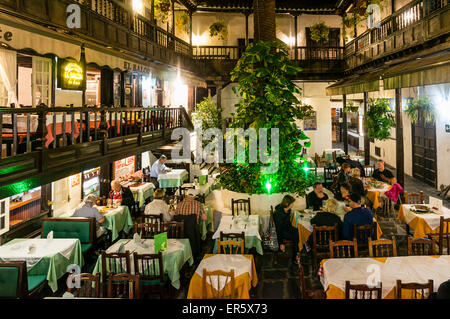 Restaurants dans la cour, El Rincon à Plaza del Charco, bâtiment historique de 17. Siècle, Puerto de la Cruz, Tenerife, Ca Banque D'Images