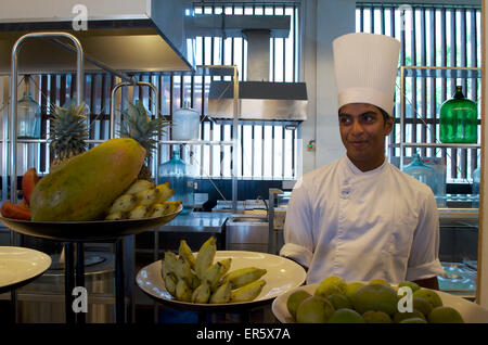 Sur le comptoir de fruits et cuisiner dans la cuisine de l'hôtel Jetwing Blue, Negombo, Sri Lanka, de la côte ouest Banque D'Images