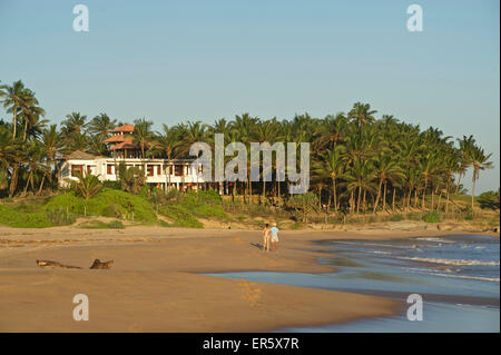 Deux touristes sur une plage déserte, Turtle Bay Hotel en arrière-plan, Tangalle, Sri Lanka Banque D'Images