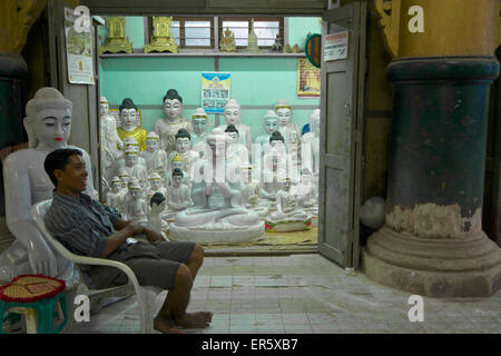 Boutique avec des Bouddhas de marbre à la pagode Mahamuni à Mandalay, Myanmar, Birmanie Banque D'Images