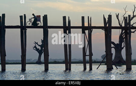 Forfaits avec location sur le pont U Bein, 1, 2 km de long pont de bois, Amarapura près de Mandalay, Myanmar, Birmanie Banque D'Images