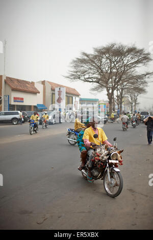 Zemidjans taxi moto sur la façon de marché, Ganxi, Cotonou, Bénin Banque D'Images