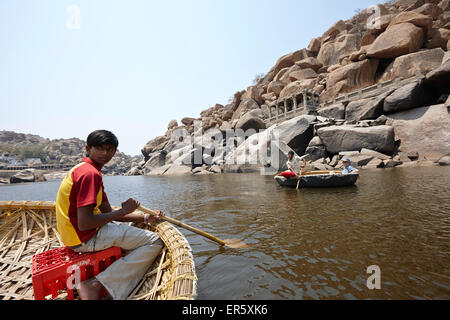 Bateau à rames Coracle ronde traditionnelle, de la rivière Tungabhadra, Hampi, Karnataka, Inde Banque D'Images